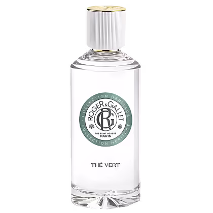 Frasco de perfume da coleção Roger & Gallet, com design elegante e rótulo destacando o nome "Thé Vert" (Chá Verde). O recipiente é transparente, com tampa dourada e detalhes em branco e verde, refletindo a essência do produto.