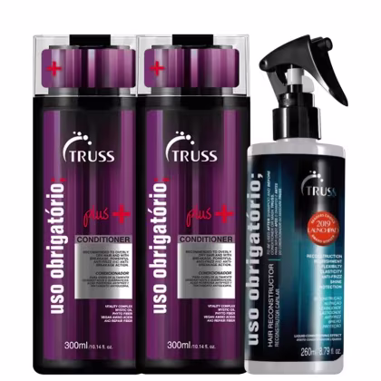 A imagem mostra itens marca Truss. Existem três produtos:

1. Shampoo chamado "Uso obrigatório Plus+". 

2. Condicionador chamado "Uso obrigatório Plus+". 

3. Produto líquido de reconstrução capilar chamado "Uso obrigatório Reconstrutor Líquido".