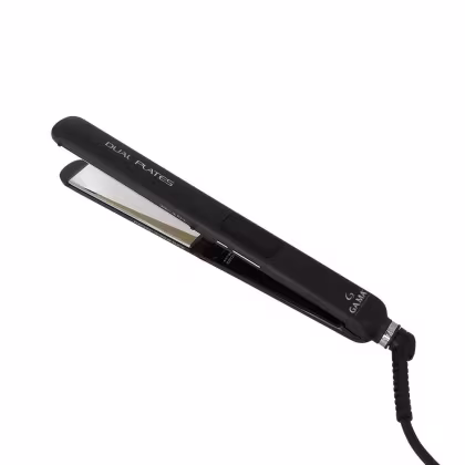 Chapinha de cabelo da marca GA.MA Italy. O aparelho é preto com detalhes em prata. Possui um cabo comprido e uma placa alisadora aquecida.