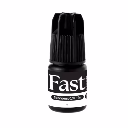 Frasco pequeno de vidro com tampa preta. Rótulo preto com o nome "Fast" em letras brancas e a inscrição "Secagem: 0,3s - 1s" abaixo.