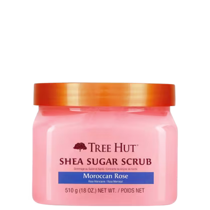 Pote rosa com tampa laranja contendo Shea Sugar Scrub da marca Tree Hut, com rótulo indicando o aroma de Rosa Marroquina e peso líquido de 510g.
