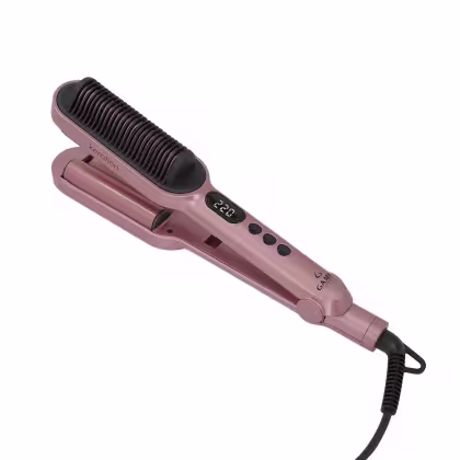 Modelador de cabelo da marca GA.MA Italy. O produto tem um design alongado e fino na cor rosa envelhecido. Possui uma escova cilíndrica preta com cerdas para pentear e modelar os fios. Na parte superior, há um visor digital que exibe a temperatura.