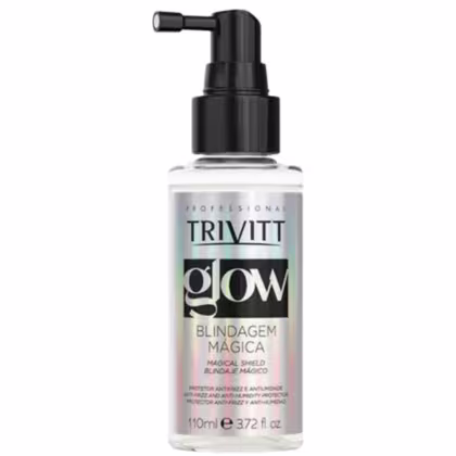 Produto de beleza para cabelos da marca Trivitt. Frasco plástico transparente contendo um líquido incolor. Embalagem cilíndrica com tampa preta de bomba. Rótulo branco com os dizeres "Trivitt Glow Blindagem Mágica" em letras pretas.