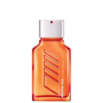 Perfume em frasco retangular de plástico transparente alaranjado. O frasco tem um topo branco com um pequeno ponto vermelho. Na frente do frasco, há o logotipo Mercedes-Benz em linhas vermelhas estilizadas. O líquido dentro é de cor laranja vibrante.