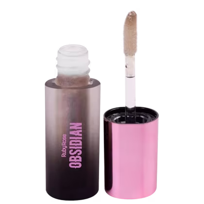 Gloss labial Ruby Rose. Um frasco preto opaco, ao lado da tampa com aplicador decerdas bege. O frasco vem com o texto "Ruby Rose" e "Obsbian" em letras rosa.