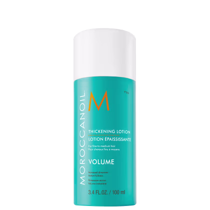 Frasco de loção volumizadora Moroccanoil com 100 ml, em embalagem branca e azul-turquesa, com logotipo laranja e texto indicando que é uma loção espessante para cabelos finos a médios.