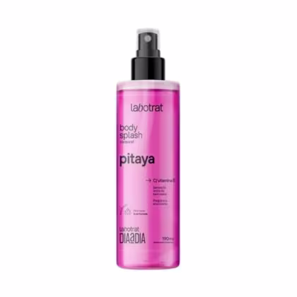 O produto apresentado é um body splash da marca Labotrat, na fragrância Pitaya. O frasco é rosa e possui um rótulo com o nome da marca e do produto, além de informações sobre o conteúdo e ingredientes. Volume de 190ml.