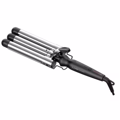 Modelador de cachos profissional da marca GA.MA Italy. O produto consiste em um cabo preto com três hastes cilíndricas de metal prateado de diferentes tamanhos. O cabo possui um mecanismo de presilha para prender as hastes quando não estão em uso.