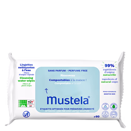 Este é um pacote de lenços umedecidos de limpeza da marca Mustela. A embalagem é branca com detalhes em azul claro. O texto na frente indica que os lenços são livres de perfume, compostáveis em casa e feitos com 99% de ingredientes de origem natural.