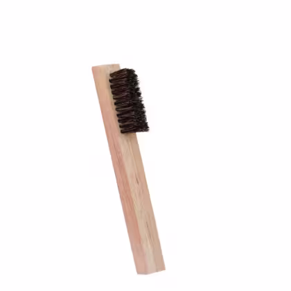 Escova de cabelo com cabo de madeira e cerdas são grossas e escuras, fixadas firmemente no cabo. A escova tem um design simples e funcional, adequado para escovar e pentear cabelos. Não há rótulos ou texto visível.