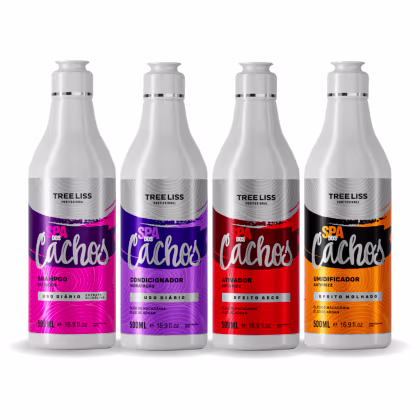 Quatro frascos plásticos de 500ml cada, com formato cilíndrico e tampa branca. Os frascos apresentam rótulos com o nome "TreeLiss Spa dos Cachos" e indicações dos tipos de produtos: shampoo, condicionador, ativador e umidificador.