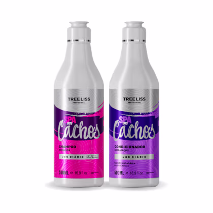 Dois frascos de shampoo e condicionador da linha "Spa dos Cachos" da marca TreeLiss Profissional. Os frascos têm detalhes em branco e tampa branca. O rótulo é predominantemente roxo com detalhes em rosa e branco.