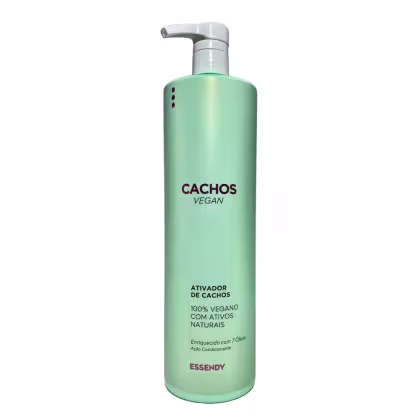 Ativador de cachos Essendy. Trata-se de um frasco plástico de cor verde clara com um rótulo branco e detalhes em vermelho. O rótulo indica que o produto é 100% vegano e contém ativos naturais, além de ser enriquecido com 7 óleos.