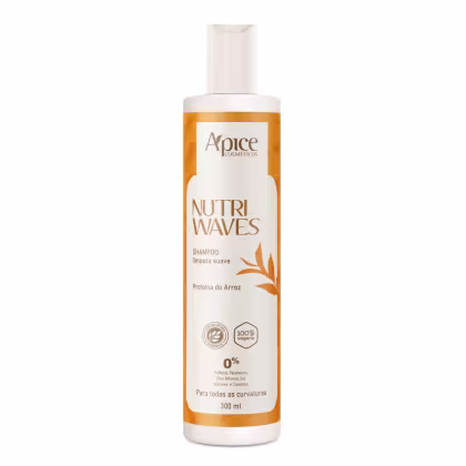 Shampoo da marca Apice Cosméticos, chamado "Nutri Waves". A embalagem é um frasco branco com detalhes em laranja, contendo 300 ml. O rótulo destaca que o shampoo é livre de sulfatos, parabenos, óleo mineral e silicones, e contém proteína de arroz