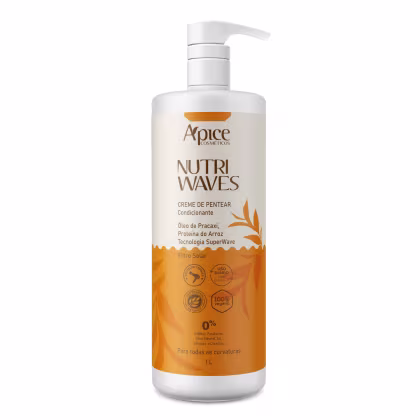 Frasco branco de 1L com bomba dosadora contendo creme condicionante Nutri Waves da marca Apice Cosméticos. Rótulo com informações sobre ingredientes, tecnologia SuperWave e certificações de produto vegano e livre de parabenos.