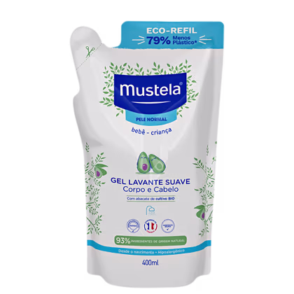 É um refil ecológico de gel de banho suave para bebês e crianças da marca Mustela. A embalagem é uma bolsa plástica flexível branca com detalhes em azul claro. Apresenta o logotipo Mustela em azul, cercado por folhagens verdes estilizadas.