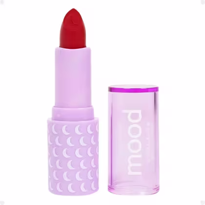 Batom vermelho da marca Ruby Rose. A embalagem é composta por um tubo de batom de cor lilás, com um design de lua crescente impresso. O rótulo do produto também é lilás, com o nome da marca "Ruby Rose" exibido de forma proeminente.