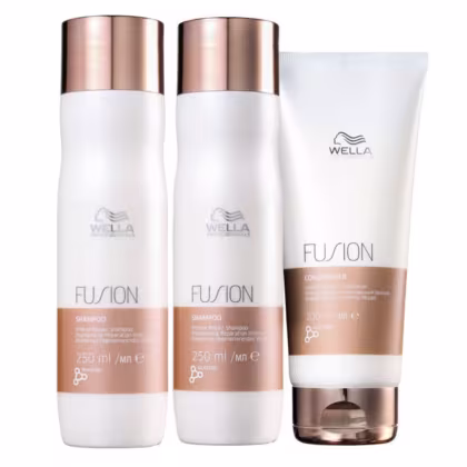 Dois frascos de shampoo Wella Fusion e um tubo de condicionador Wella Fusion, com embalagens brancas e detalhes em cobre, apresentando o logotipo da marca Wella Professionals.