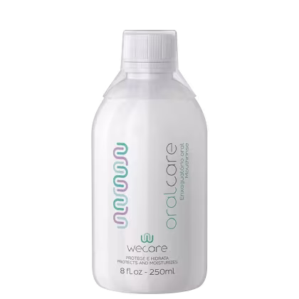 Frasco plástico branco, embalagem cilíndrica. Rótulo com o logotipo "Wecare" e o nome do produto "Oralcare em letras verdes. Descrição "Protege e hidrata" e informações de volume "250ml" impressas na parte inferior do frasco.