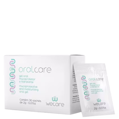 É um gel oral mucoprotector e hidratante que vem em uma caixa branca com detalhes em verde e lilás. A caixa contém 30 sachês individuais de 2g cada. Os sachês também são mostrados na imagem, com o nome do produto "Oralcare" impresso.