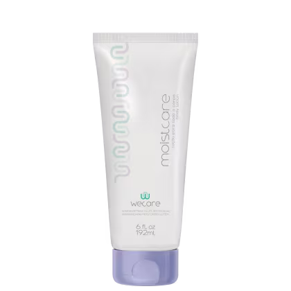 Tubo plástico branco com detalhes em verde claro com o nome "moistcore" impresso, indicando ser um hidratante. Na parte inferior, há informações como o volume de 192ml. O tubo tem uma tampa plástica azul claro na parte superior.