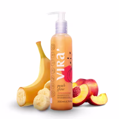 Frasco de shampoo da marca Virá Cosméticos, com rótulo laranja e texto "Peach Glow", contendo 200 ml. Ao lado, bananas e pêssegos, sugerindo os ingredientes naturais do produto.
