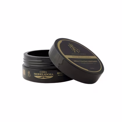 Cera modeladora em embalagem preta com detalhes dourados. A embalagem é um pote plástico preto com tampa da mesma cor. Na parte frontal, há o logotipo e o nome do produto "Cera Modeladora" em letras douradas, além da inscrição "Mega Fixação Perfeita".