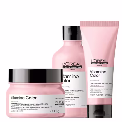 A imagem mostra 3 produtos de L'Oréal Professionnel. Um shampoo Vitamino Color em uma embalagem plástica rosa, um frasco tubular de condicionador e um pote redondo de máscara capilar. Todos da mesma cor.