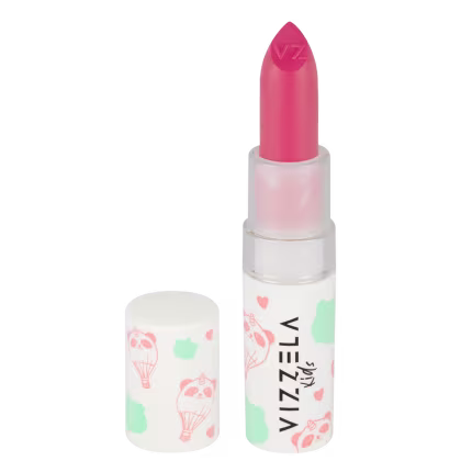 Batom em formato de bastão com embalagem plástica branca. A parte superior do batom é na cor rosa vibrante. A embalagem apresenta o logotipo "Vizzela" em letras pretas e detalhes decorativos em rosa e verde menta, com ilustrações de balões de ar quente.