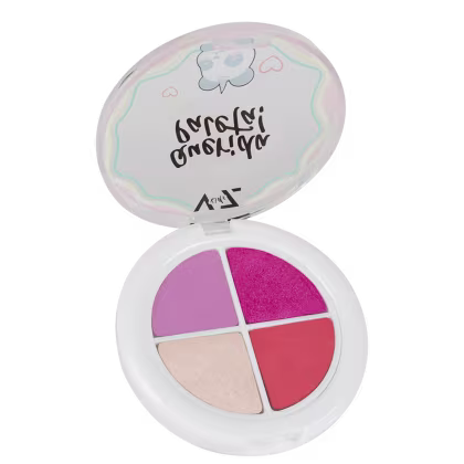 Paleta de maquiagem compacta com tampa redonda branca decorada com nuvem. A paleta contém quatro sombras prensadas divididas em quadrantes - rosa claro, rosa vibrante com brilho, bege pêssego e coral avermelhado.