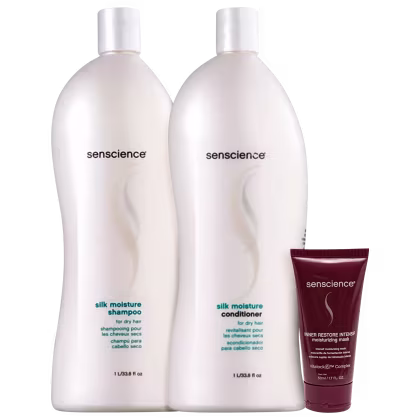 A imagem mostra dois grandes frascos de plástico branco opaco com tampas brancas, contendo shampoo e condicionador. Ao lado, um tubo vinho com a embalagem de uma máscara hidratante da mesma marca.