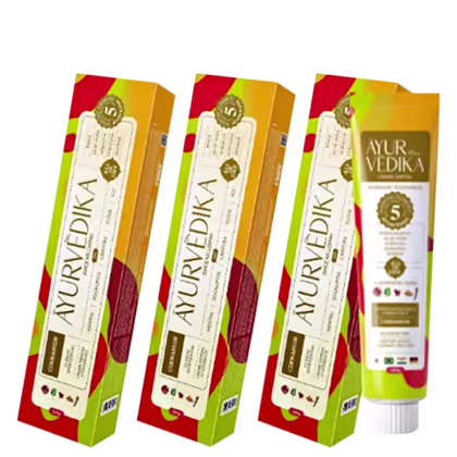 Três caixas de pasta de dente da marca Ayurvedika. Cada caixa possui um rótulo com o nome da marca "Ayurvedika" e informações sobre o produto.