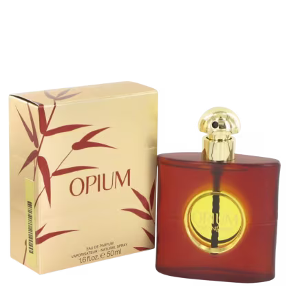 Frasco retangular de vidro vermelho escuro com tampa dourada arredondada. Rótulo circular amarelo no centro com a inscrição "Opium" em letras douradas e o nome "Yves Saint Laurent" abaixo. Detalhe de uma haste preta vertical atravessando o rótulo amarelo.