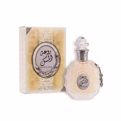 Frasco de perfume Lattafa Rouhat Al Musk com embalagem decorativa em tons claros, contendo texto árabe e detalhes florais. O produto é apresentado em um frasco de vidro com tampa decorativa.