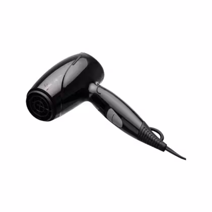 Secador de cabelo elétrico portátil preto da marca GA.MA Italy. O produto tem um design ergonômico com cabo alongado e alça integrada. O corpo principal é arredondado e brilhante na cor preta. Na lateral, há um botão de controle deslizante.