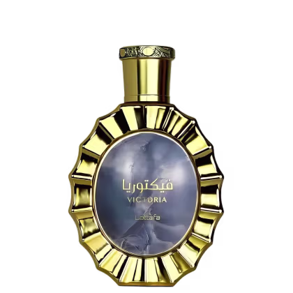 Frasco de perfume dourado com detalhes decorativos, contendo o nome "Victoria" em árabe e em inglês, da marca Lattafa Perfumes.
