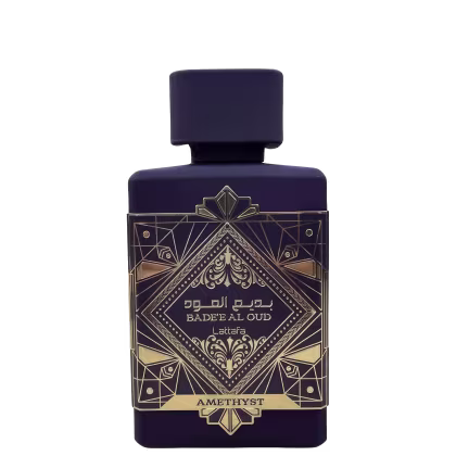 Frasco de perfume Lattafa Bade'e Al Oud, com design ornamental em tons de roxo e dourado, contendo texto árabe e elementos decorativos em estilo art déco.