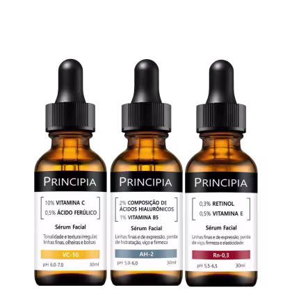 Três frascos de soro facial da marca Principia, contendo diferentes formulações com vitamina C, ácidos hialurônicos e retinol, com rótulos pretos e informações sobre os ingredientes e benefícios.