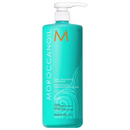 Frasco de shampoo Moroccanoil Curl Enhancing, com embalagem de plástico na cor turquesa, com rótulo destacando o nome da marca e a função do produto de realçar os cachos.