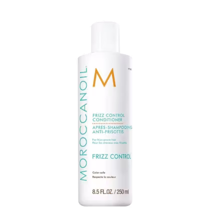 Frasco branco da linha Moroccanoil, contendo condicionador para controle de frizz. Rótulo com logotipo da marca e informações sobre o produto, que é um condicionador pós-shampoo para cabelos com tendência a frizz.