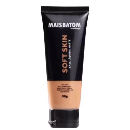 Tubo de maquiagem da marca Mais Batom, com embalagem preta e laranja, contendo o texto "Soft Skin" e informações sobre o produto, como "Vegana" e "Ácido Hialurônico".