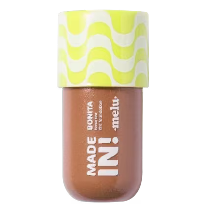 Frasco de esmalte de unha da marca Made in, com tampa amarela e branca com padrão ondulado, rótulo marrom com texto branco indicando o nome do produto "Made in".