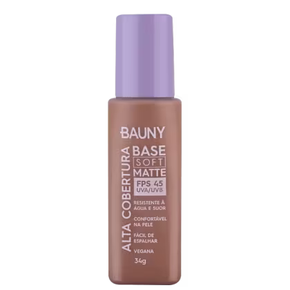 Frasco de base líquida da marca Bauny, com acabamento soft matte, FPS 45 e resistente à água e suor. Embalagem em tom lilás com rótulo branco destacando o nome da marca e as principais características do produto.
