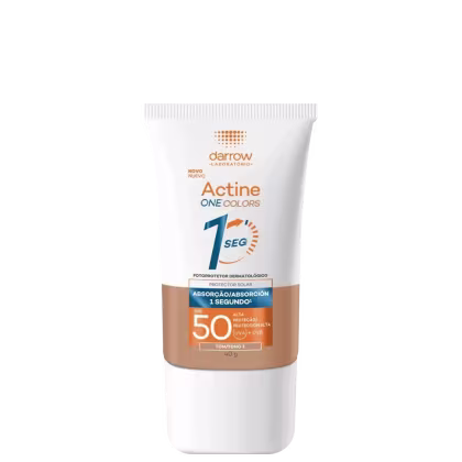Tubo branco de protetor solar da marca Darrow, com rótulo laranja e azul, indicando o produto Actine One Colors com FPS 50 e absorção/proteção em 1 segundo.