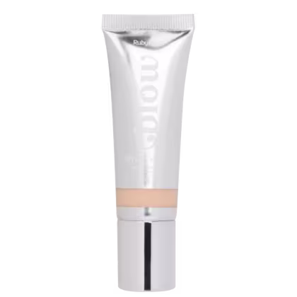 Tubo de produto de beleza da marca Ruby, com embalagem branca e texto em destaque. O produto parece ser um creme ou loção, com textura e consistência típicas desse tipo de cosmético.