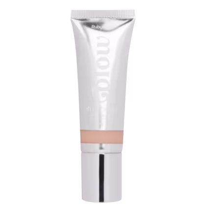 Tubo branco de produto de beleza da marca Ruby, com rótulo em letras brancas destacadas. Embalagem cilíndrica com tampa, provavelmente contendo um creme ou loção para a pele.