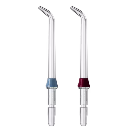 Dois irrigadores orais Waterpik com hastes metálicas curvas e ponteiras coloridas (azul e vermelho), projetados para limpeza e massagem gengival.