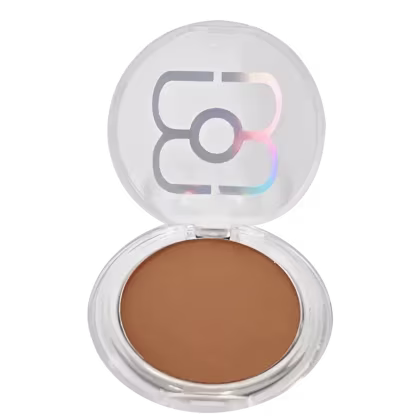 Compacto de maquiagem com tampa transparente e logotipo colorido. Produto de tom marrom escuro em embalagem redonda e compacta.