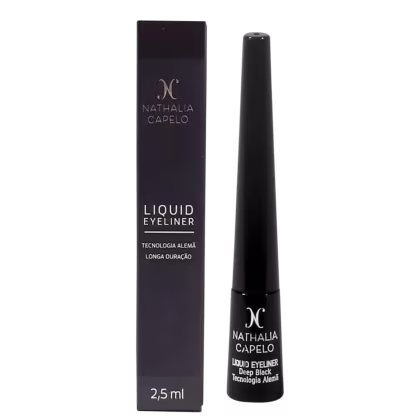 Delineador líquido da marca Nathalia Capelo. A embalagem é preta e possui o logotipo da marca em dourado. O produto é descrito como "Liquid Eyeliner" e "Deep Black", indicando que se trata de um delineador líquido de cor preta.