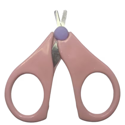 Tesoura de unha infantil na cor rosa com alça de plástico e botão central arredondado, ideal para cuidados com as unhas.